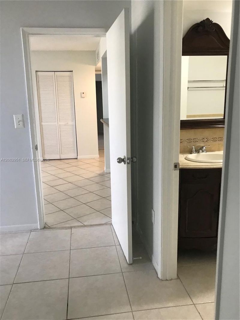 7075 NW 186th St, Unit C408, Hialeah, FL 33015 Photo