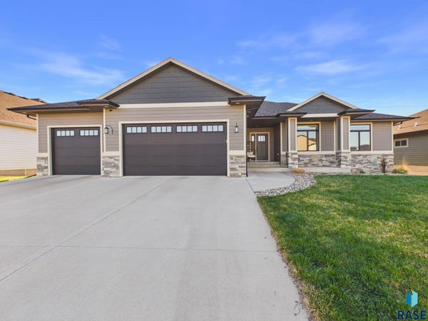 604 N Willow Creek Ave, Sioux Falls, SD 57110