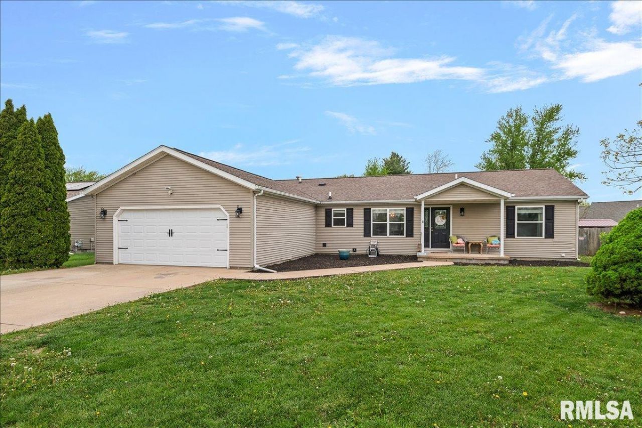 301 E Buttercup Drive, Athens, IL 62613 Main Photo