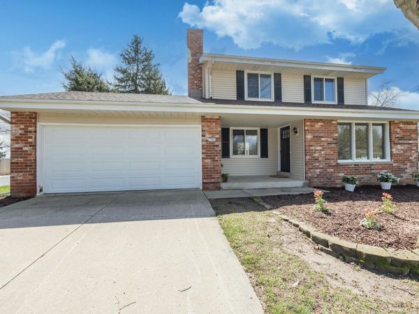 1501 Grandview Ave, Oconomowoc, WI 53066