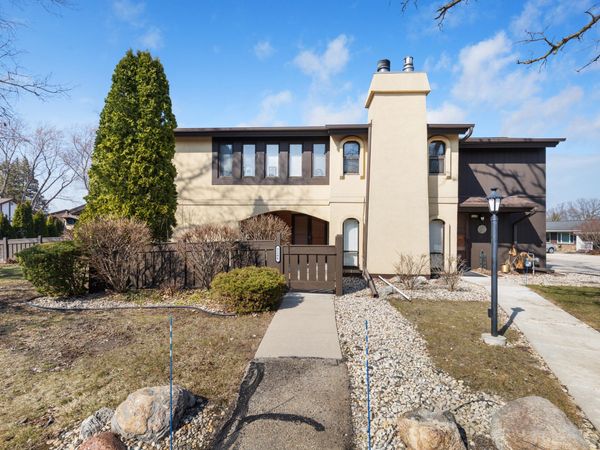 5266 Somerset Ln S, Greenfield, WI 53221