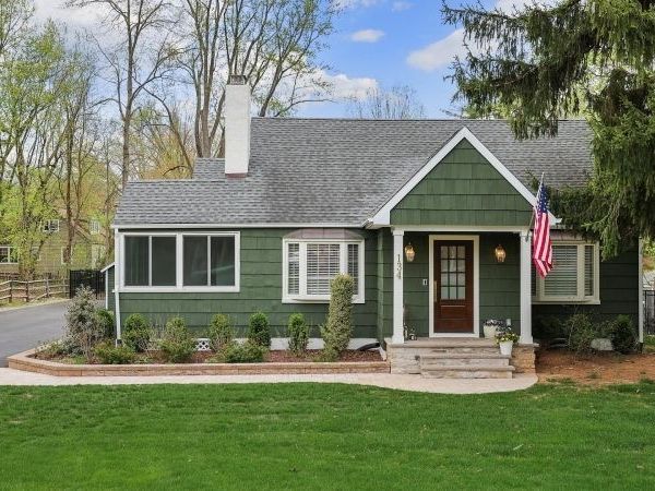 134 W Oak St, Bernards, NJ 07920