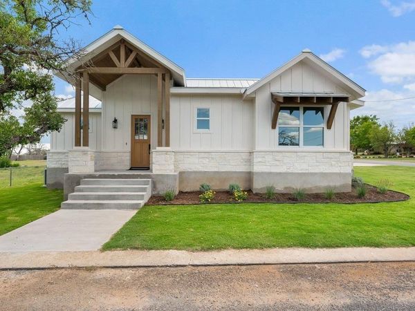 501 Ranchview DR, Johnson City, TX 78636