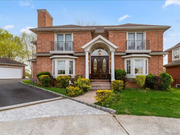 8 Wesey Court, Great Neck, NY 11024