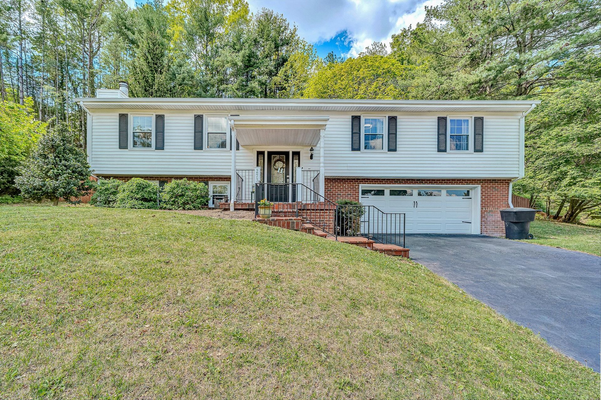 2738 Bobwhite Dr, Roanoke, VA 24018 Main Photo