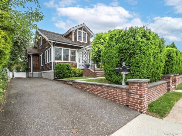 29 Birch Street , Locust Valley, NY 11560
