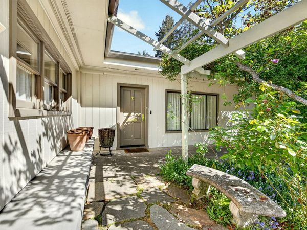 945 Hillview Drive, Ashland, OR 97520