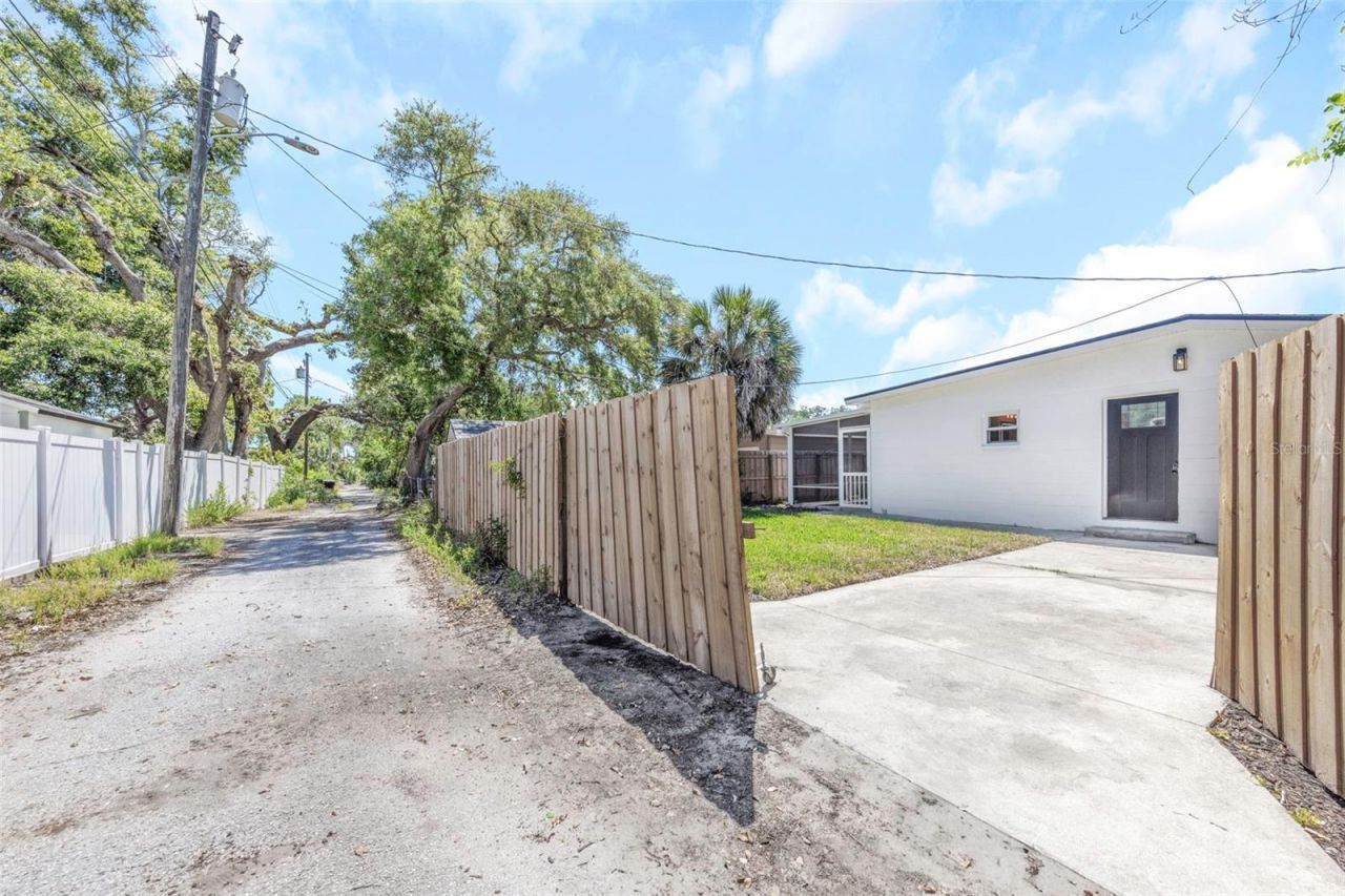 653 64th Avenue S, Saint Petersburg, FL 33705 Photo