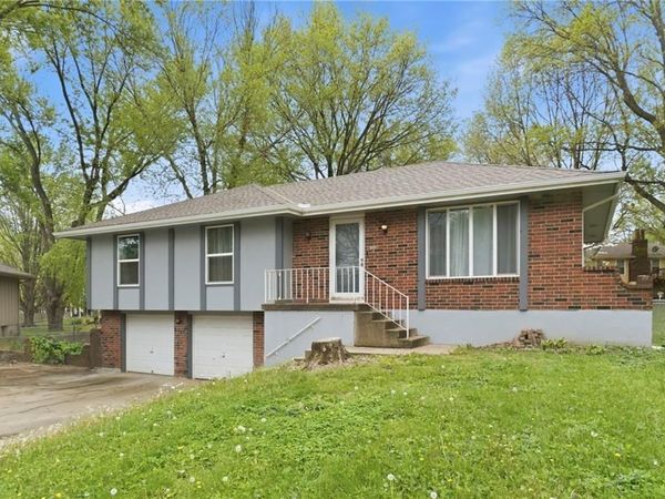 516 NE Johnston Drive, Blue Springs, MO 64014