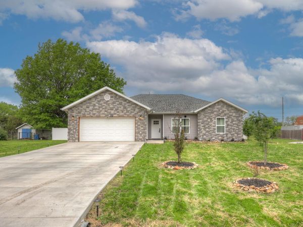 1925 Wynwood Drive , Carthage, MO 64836