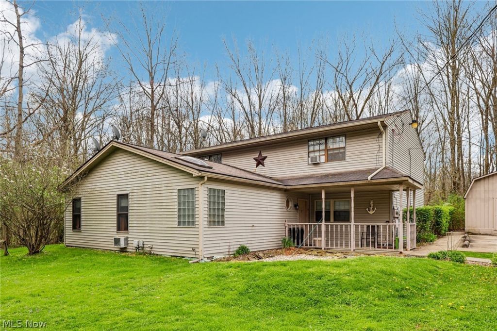 1886 James B Drive , McDonald, OH 44437