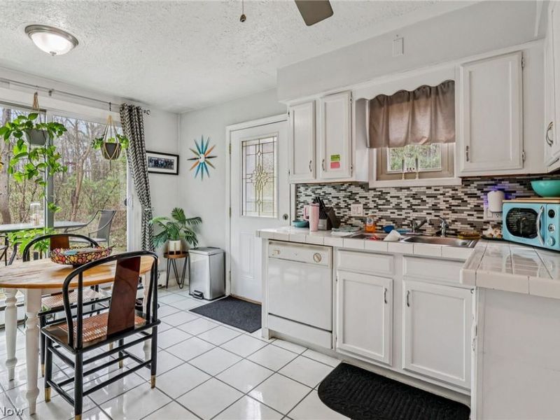 1886 James B Drive, Mc Donald, OH 44437 Photo 10