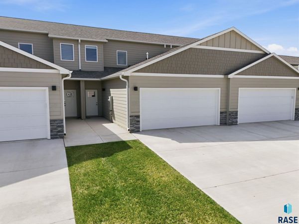 5513 Huntwood Ave, Sioux Falls, SD 57108