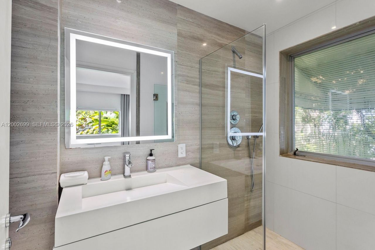 570 NE 52nd Ter, Miami, FL 33137 Photo