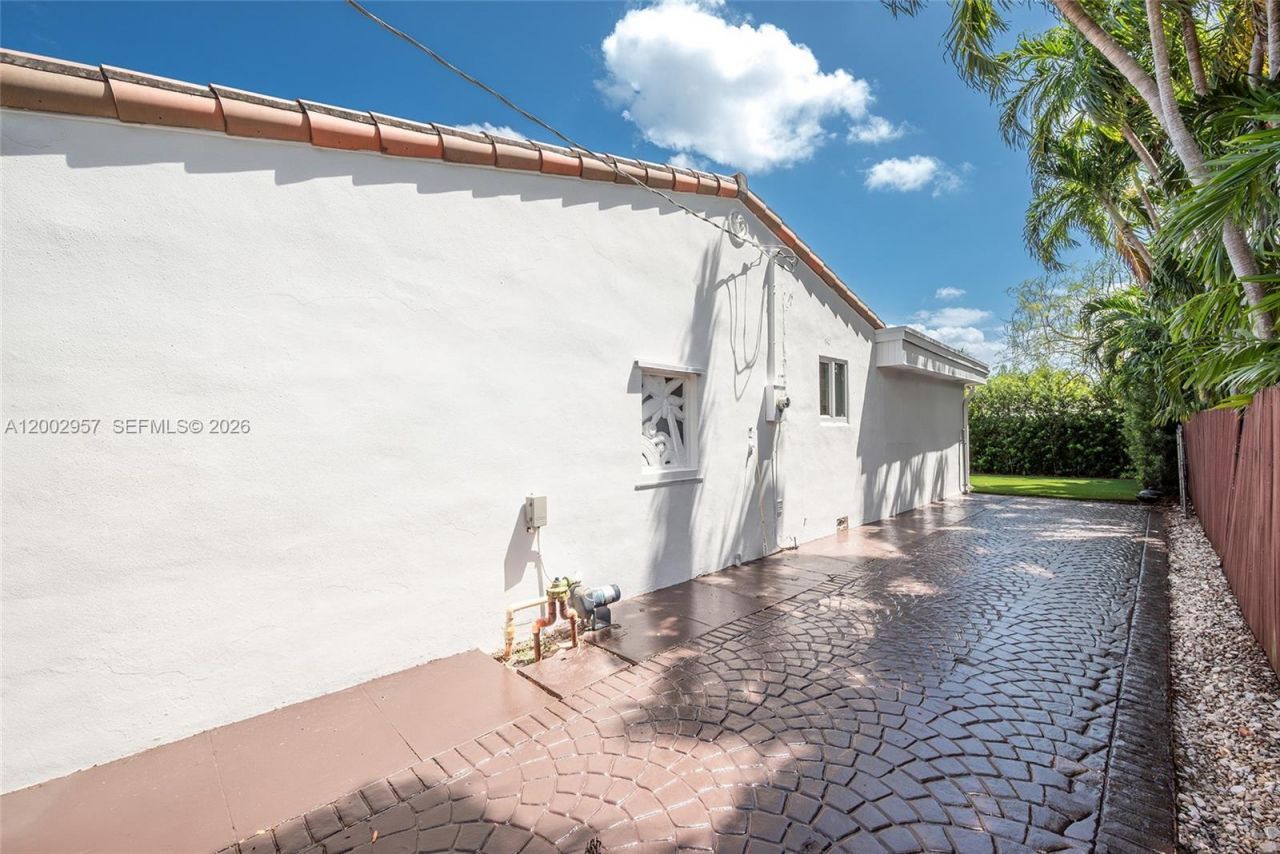 6134 SW 28th St , Miami, FL 33155 Photo