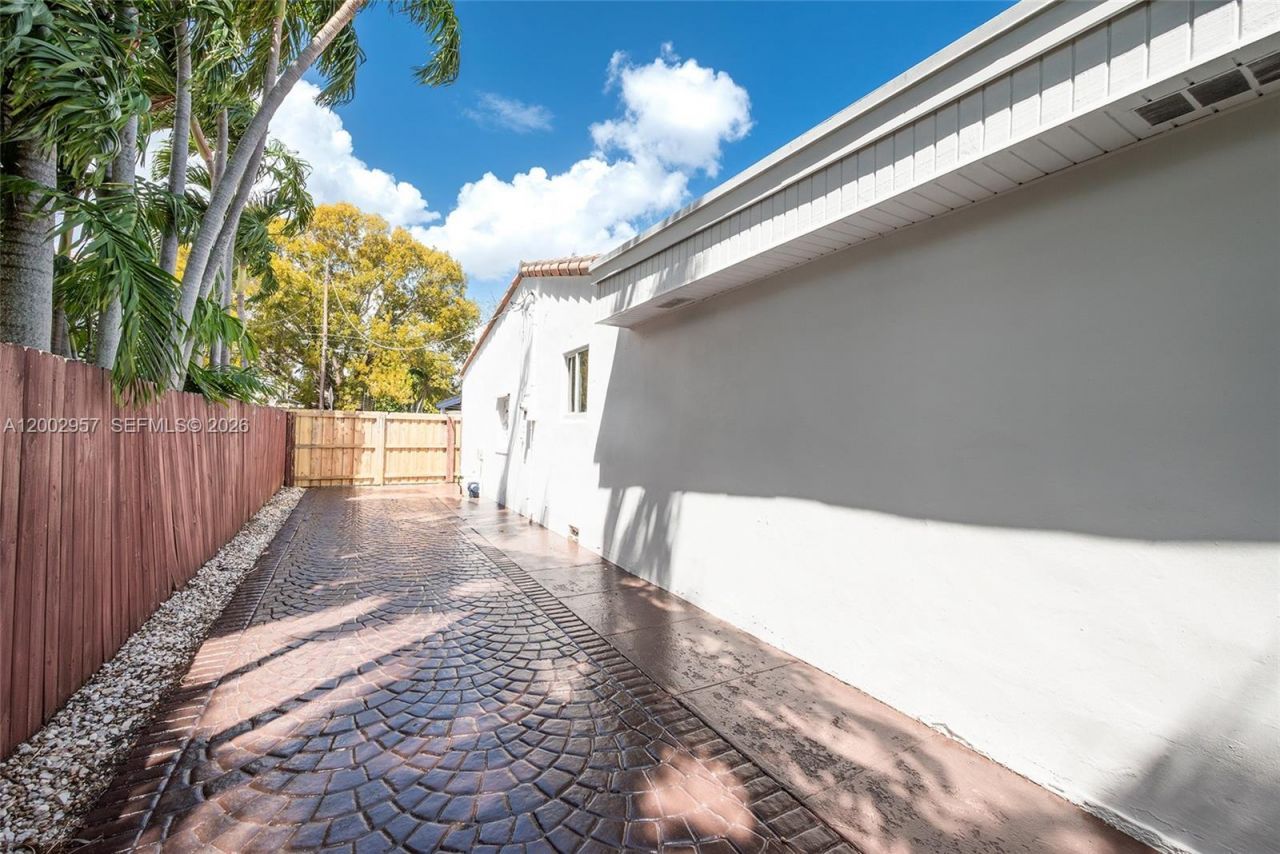 6134 SW 28th St , Miami, FL 33155 Photo