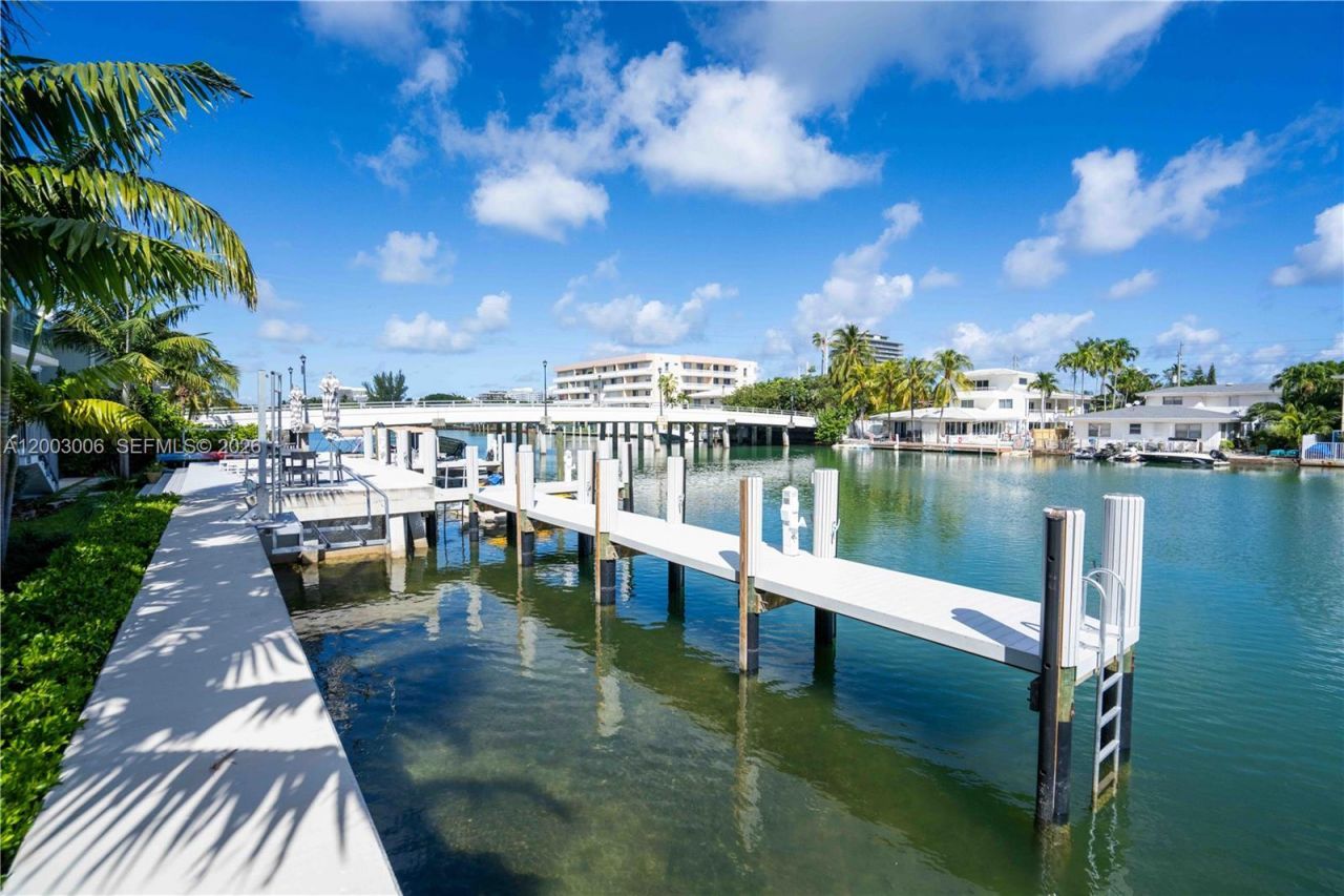 8425 Crespi Blvd, Miami Beach, FL 33141 Photo