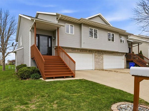 40 Shannon Dr , North Liberty, IA 52317