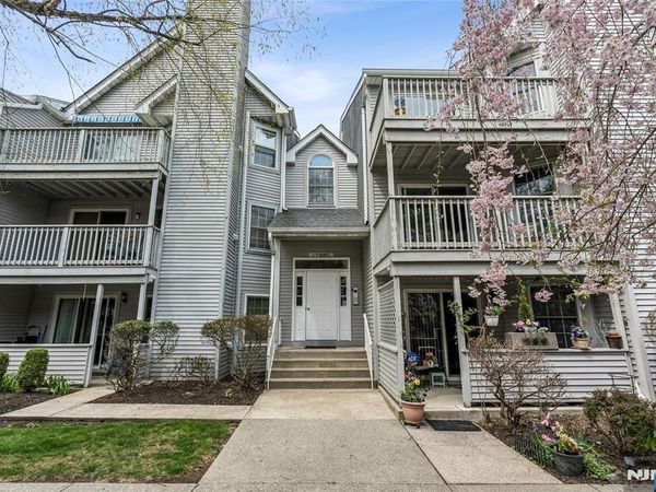 8 Quartz Lane, PATERSON, NJ 07501