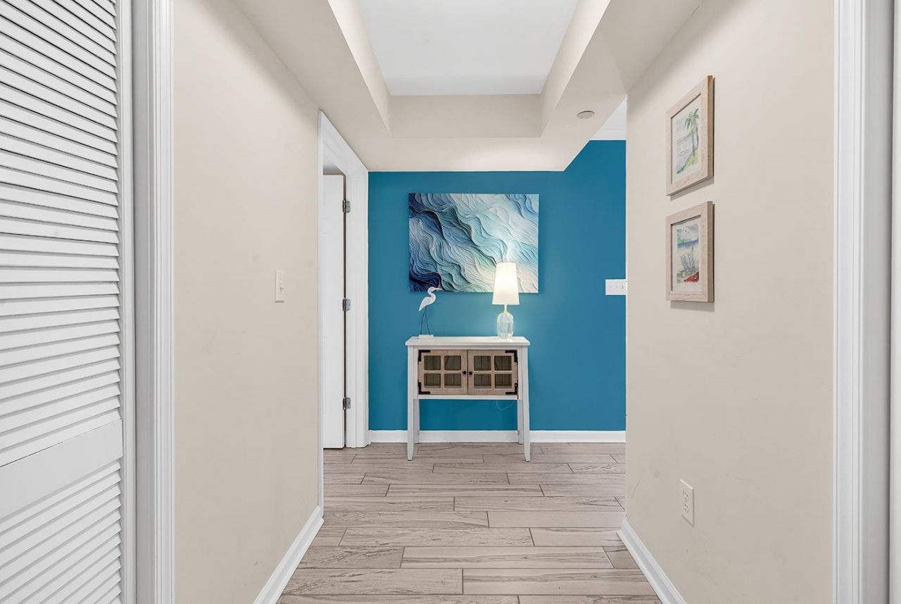 8560 Queensway Blvd.  Photo 6