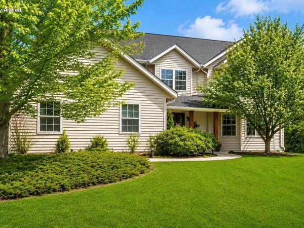 412 E Red Pine Cir, Dousman, WI 53118
