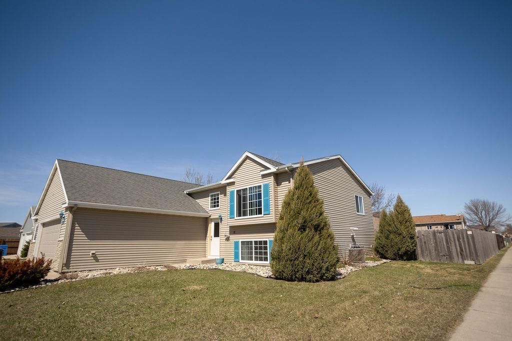 2111 61st Avenue S, Fargo, ND 58104 Main Photo