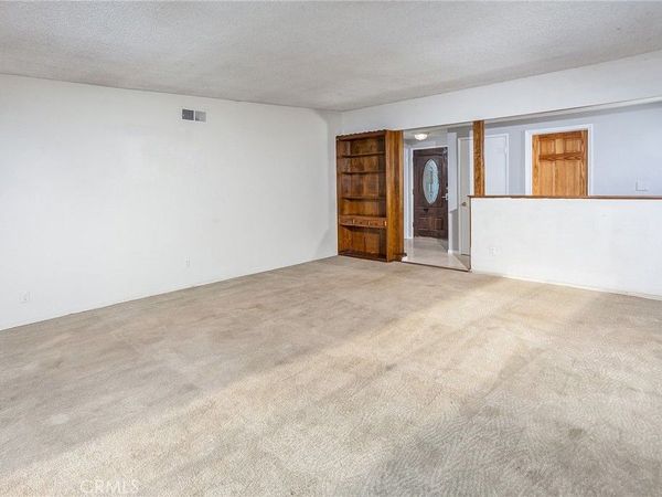 7915 Owensmouth Avenue, Canoga Park, CA 91304