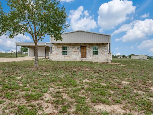 429 Quail Hollow Dr, Adkins, TX 78101