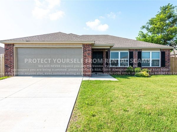 400 W Fitchberg Street , Siloam Springs, AR 72761