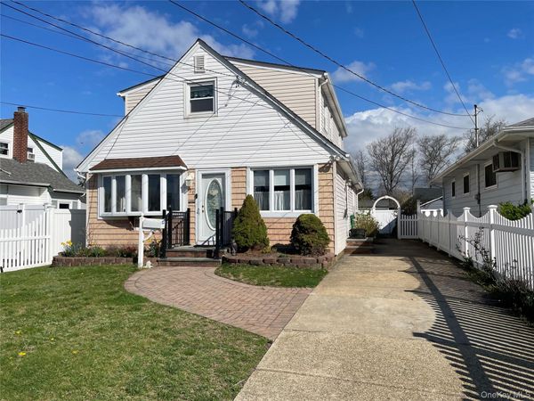 70 E Neptune Avenue , Lindenhurst, NY 11757