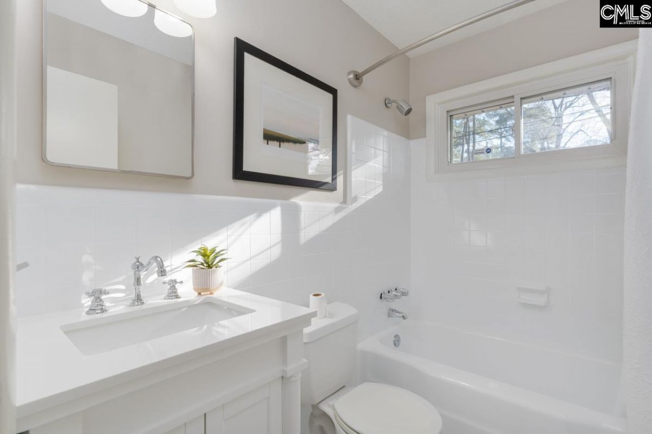 2532 Parkwood Drive  Photo 9