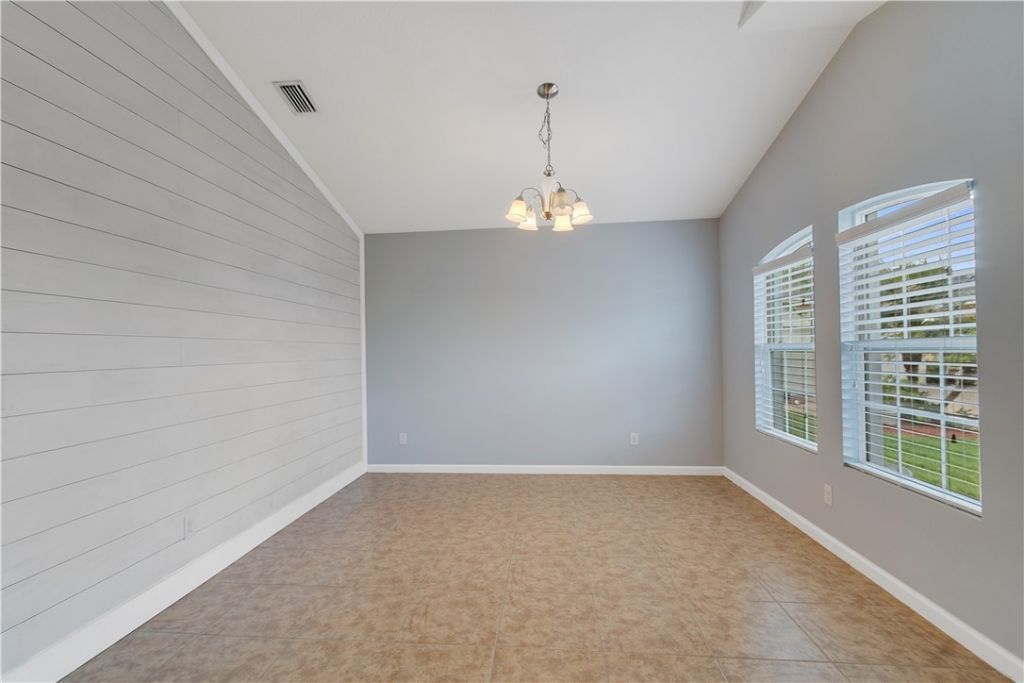 655 Valencia Circle Sw, Vero Beach, FL 32968 Photo