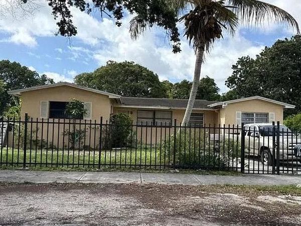 164 NW 118th Street , Miami, FL 33168