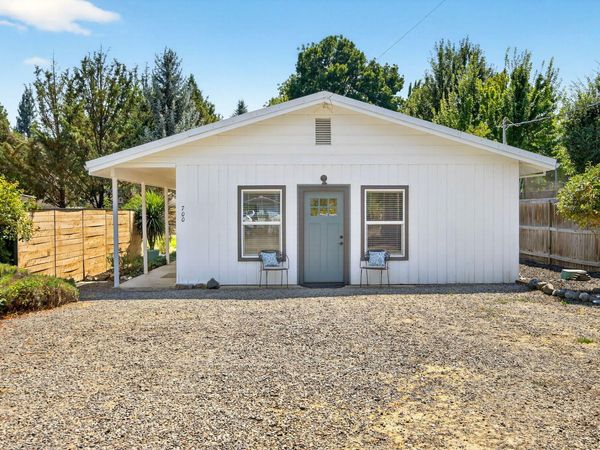 700 Hueners Lane, Jacksonville, OR 97530