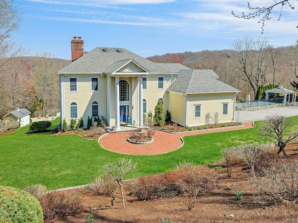 350 Wooded Hill Court , Chappaqua, NY 10514