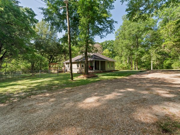 15 Paradise Ln., Hattiesburg, MS 39402