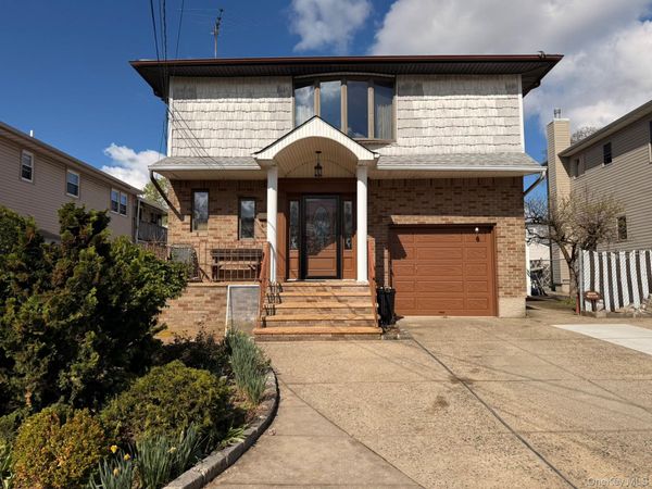 208 Doris Avenue , Franklin Square, NY 11010