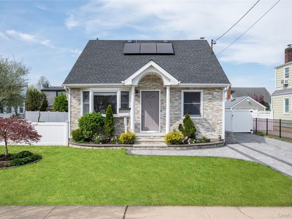 227 Columbus Parkway , Mineola, NY 11501