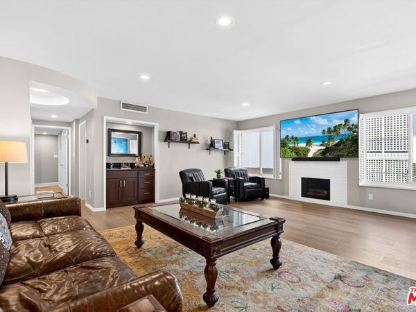 831 S Gretna Green Way, Unit 103, Los Angeles, CA 90049