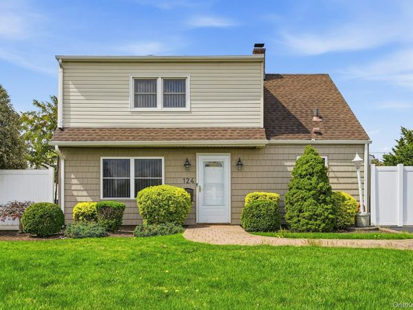 124 Saddle Lane, Levittown, NY 11756