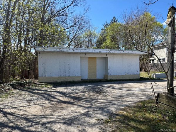 849-853 W Main Street , Riverhead, NY 11901