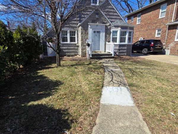 13 Parkview Place, Malverne, NY 11565