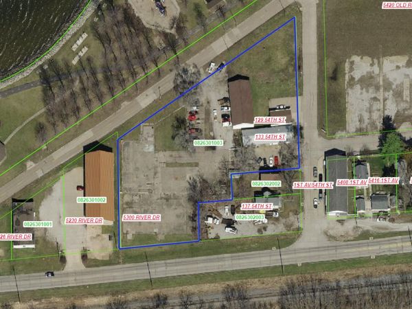 5300 River Drive, Moline, IL 61265