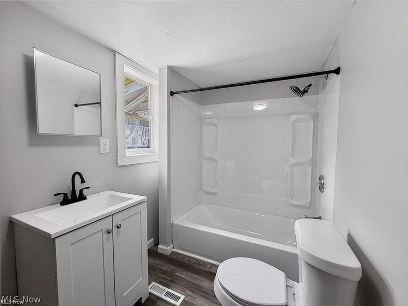 813 W 17th Street , Lorain, OH 44052 Photo 5