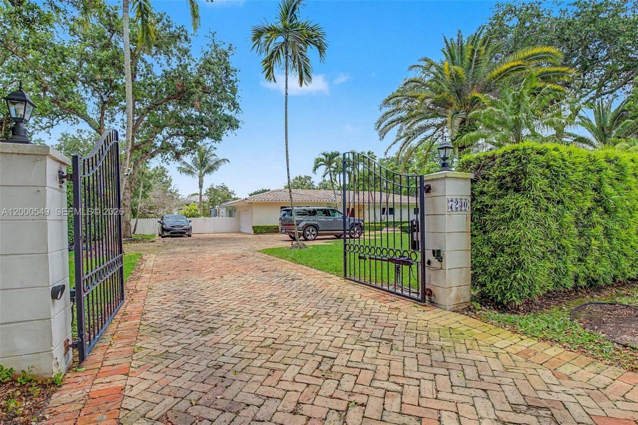 7230 SW 104th St , Pinecrest, FL 33156 Photo