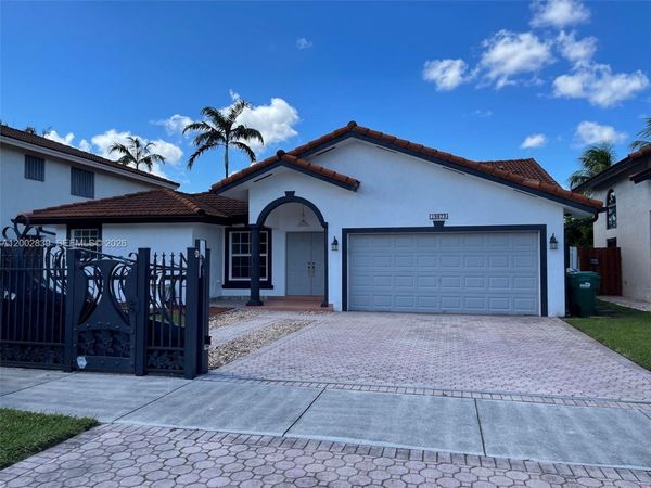 15873 SW 43rd St , Miami, FL 33185