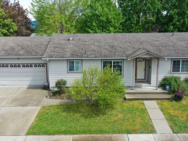 2885 Galaxy Way, Grants Pass, OR 97527