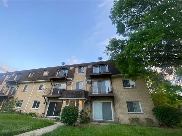 90 OLESEN Drive , Unit 101, Naperville, IL 60540