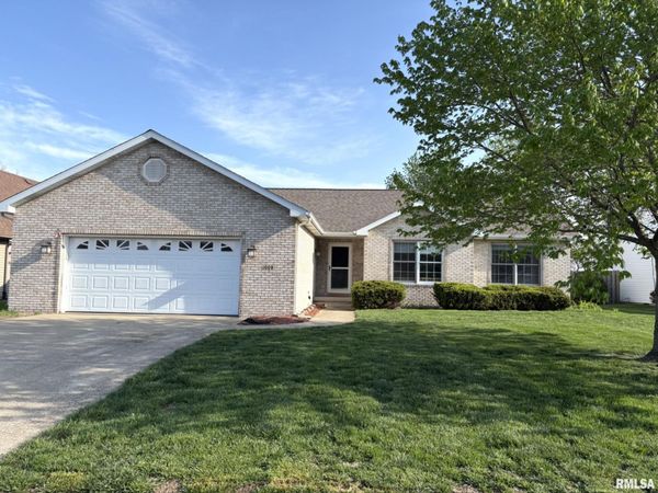 1009 MONARCH Drive, Chatham, IL 62629