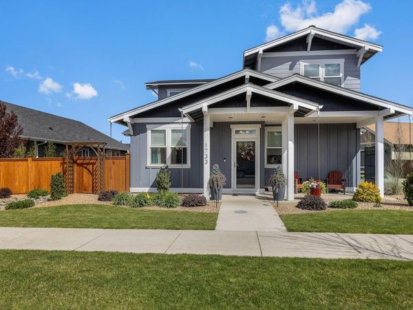 1733 NW Hemlock Avenue, Redmond, OR 97756